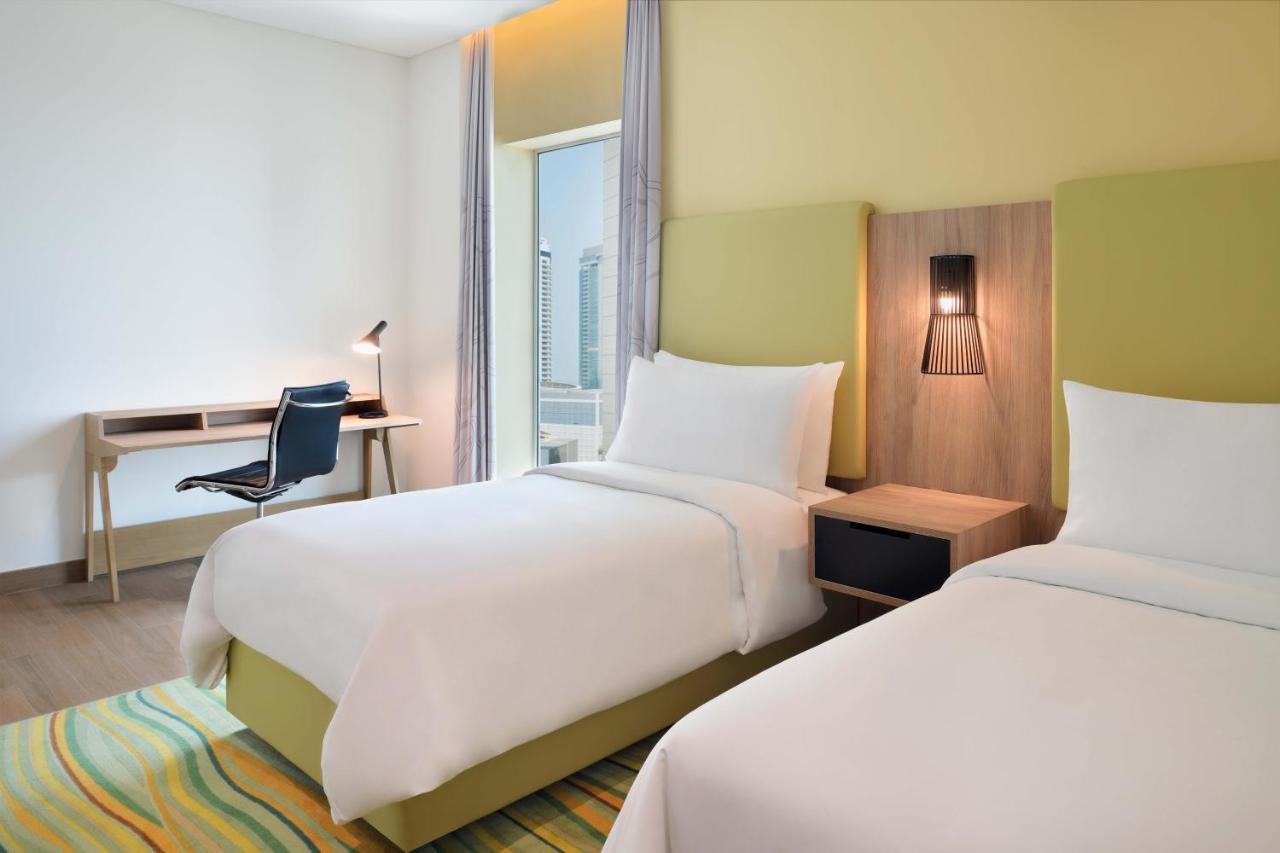 Element By Westin City Center Doha Bagian luar foto A room at the Holiday Inn Express in Dubai