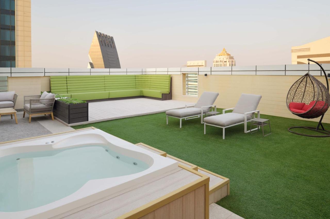Element By Westin City Center Doha Bagian luar foto Rooftop pool at the hotel