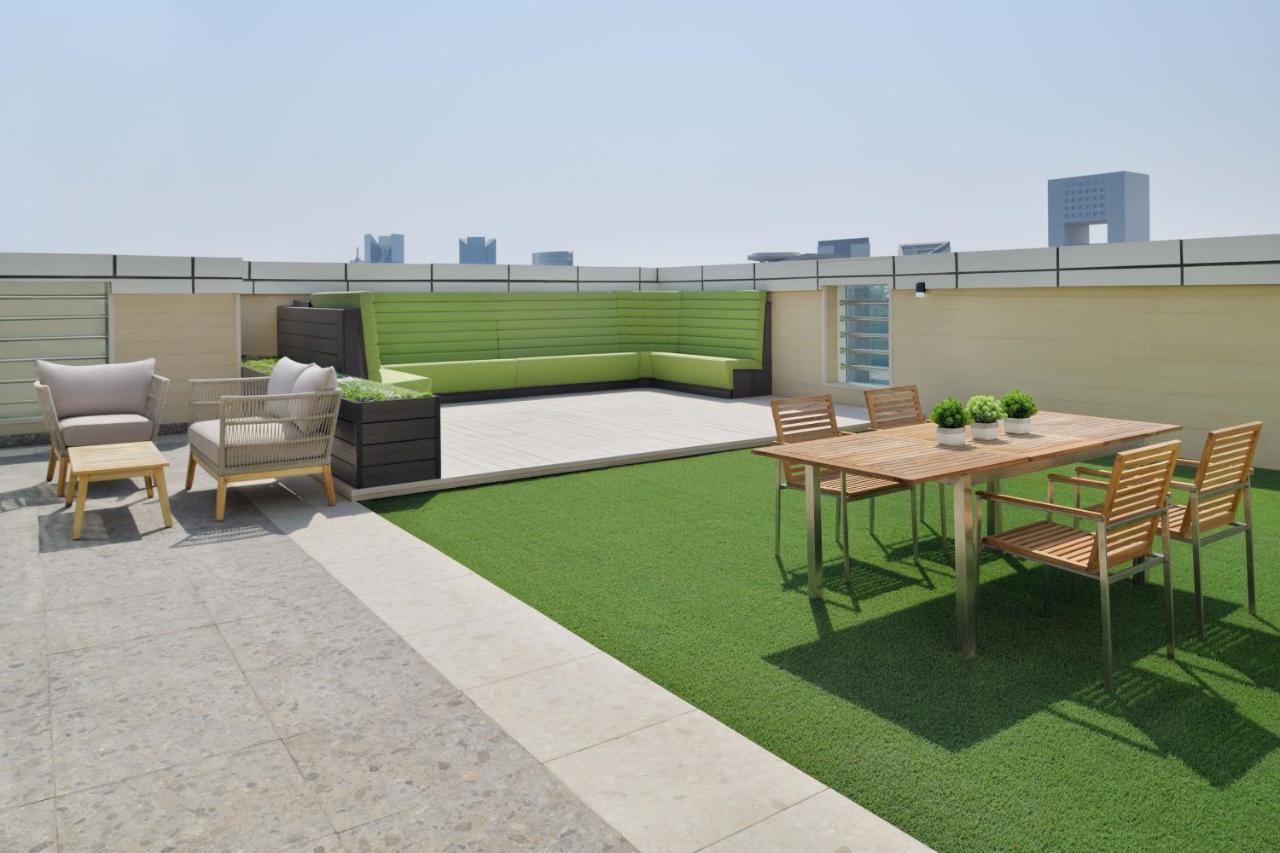 Element By Westin City Center Doha Bagian luar foto Artificial grass on a rooftop