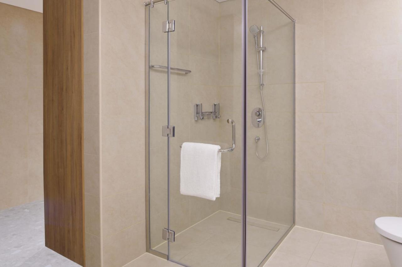 Element By Westin City Center Doha Bagian luar foto A shower enclosure