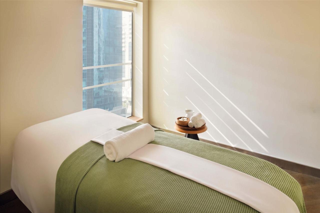 Element By Westin City Center Doha Bagian luar foto A massage bed