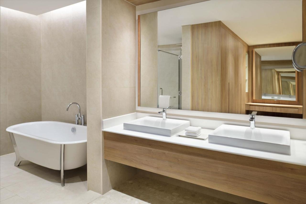 Element By Westin City Center Doha Bagian luar foto Bathroom