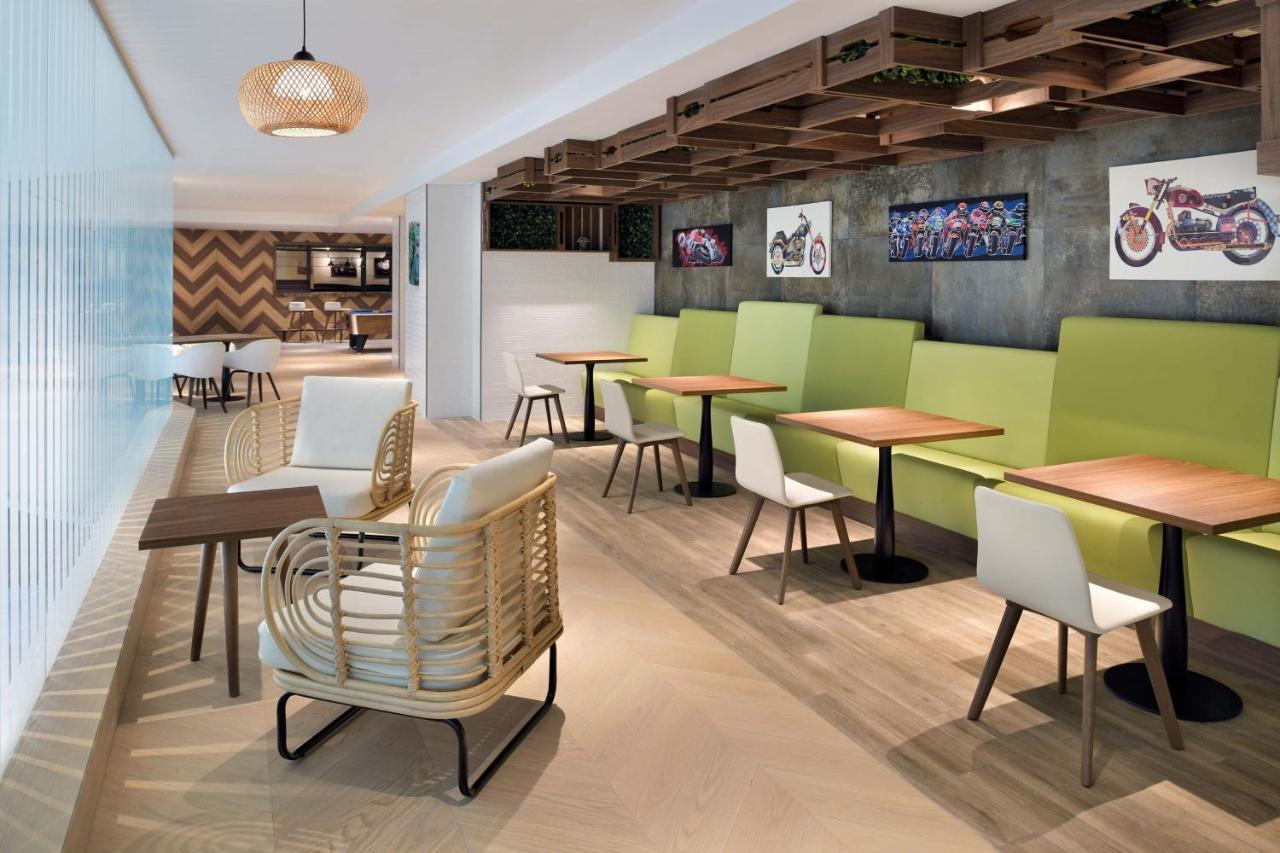 Element By Westin City Center Doha Bagian luar foto The interior of the lounge