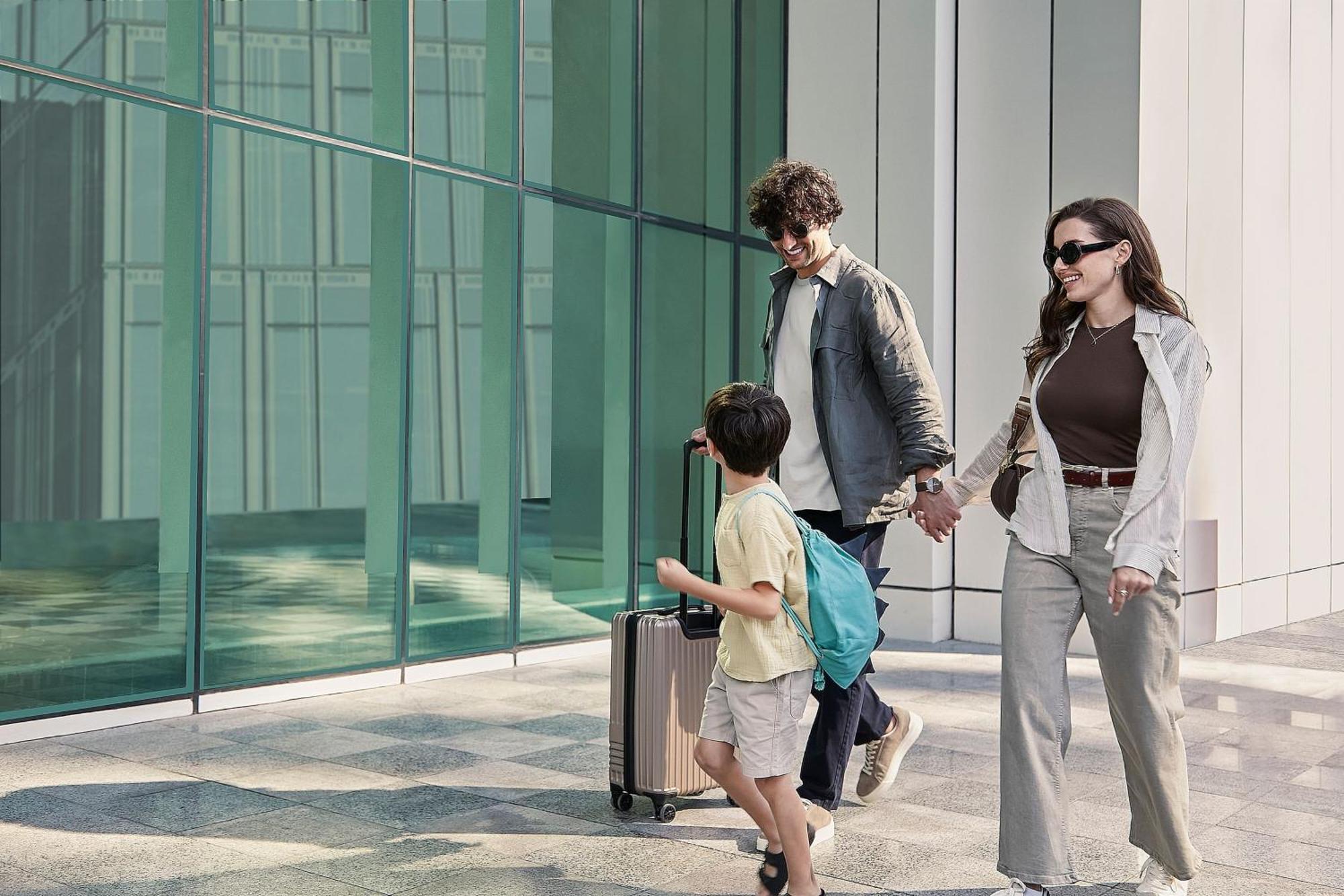 Element By Westin City Center Doha Bagian luar foto Family traveling